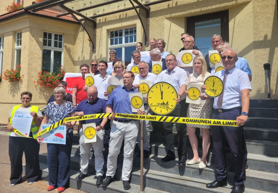 Kommunen am Limit | Uhren-Aktion vor Markkleeberger Rathaus